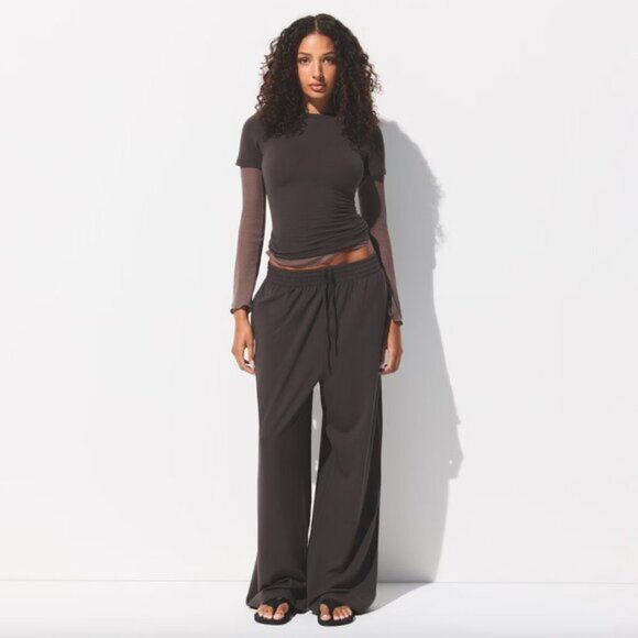 SKIMS Foldover Pants and Stretch Cotton Tee Set in Iron XX-Small - Picture 13 of 13